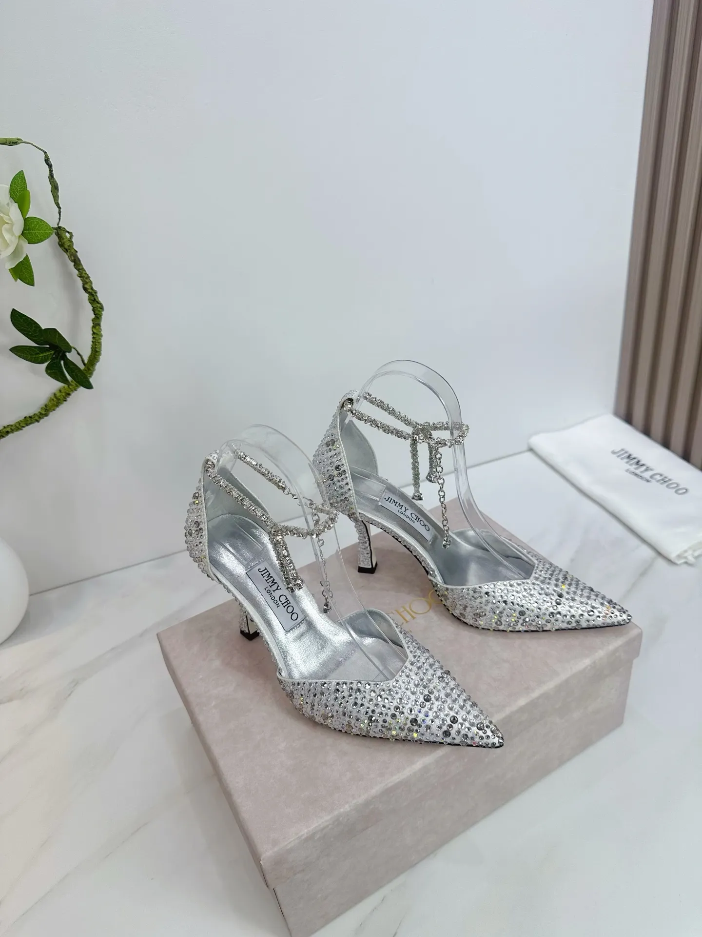 👟👟Ex-factory price 820👟👟 JIMMY CHOO (Jimmy CHOO) 💝💝💝 is a very comprehensive noble fashion lifestyle brand, with a series of women's high-heeled, medium-heeled, flat-heeled sandals with the same strap from major fashion bloggers and celebrities in Hong Kong and the United States.  The Australian pointed toe, round toe and square toe series are simply beautiful. Fall in love with elegance and playful sense of the future. Just by looking at them, you want to own them immediately, but you can really think about a pair of exquisite high heels~~~~~~~~~~~~~~~~~ 💝This series is specially designed for extraordinary and indifferent ladies, thus creating a unique overall effect, Jimmy Choo Design products that inspire women to move forward and show their charm💝💝💝 1⃣️Material: Imported silk hot diamond 2⃣️Inner: Imported Italian lambskin, super soft and delicate 3⃣️Outsole: Imported Italian original original color genuine leather injection molded outsole Heel height 8.5 4⃣️Code number: 35 to 39 (34.40.41.42. Customized)